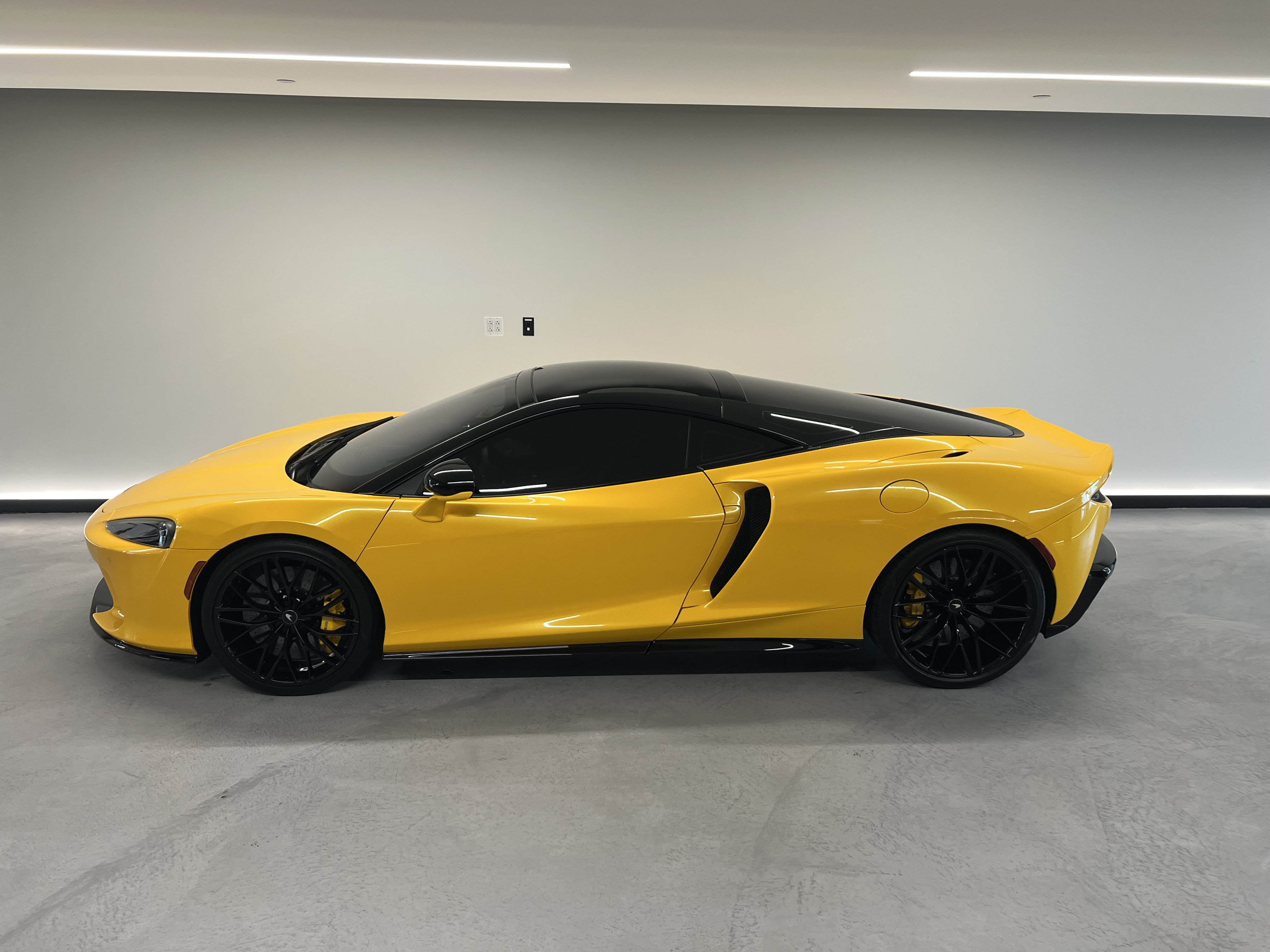 Used 2023 McLaren GT RWD image 2