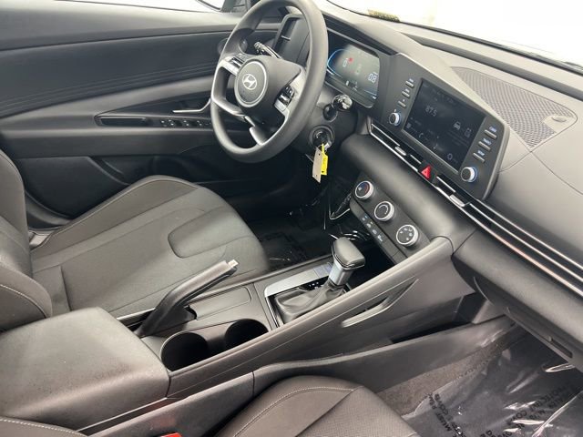 Used 2025 Hyundai Elantra SE image 24