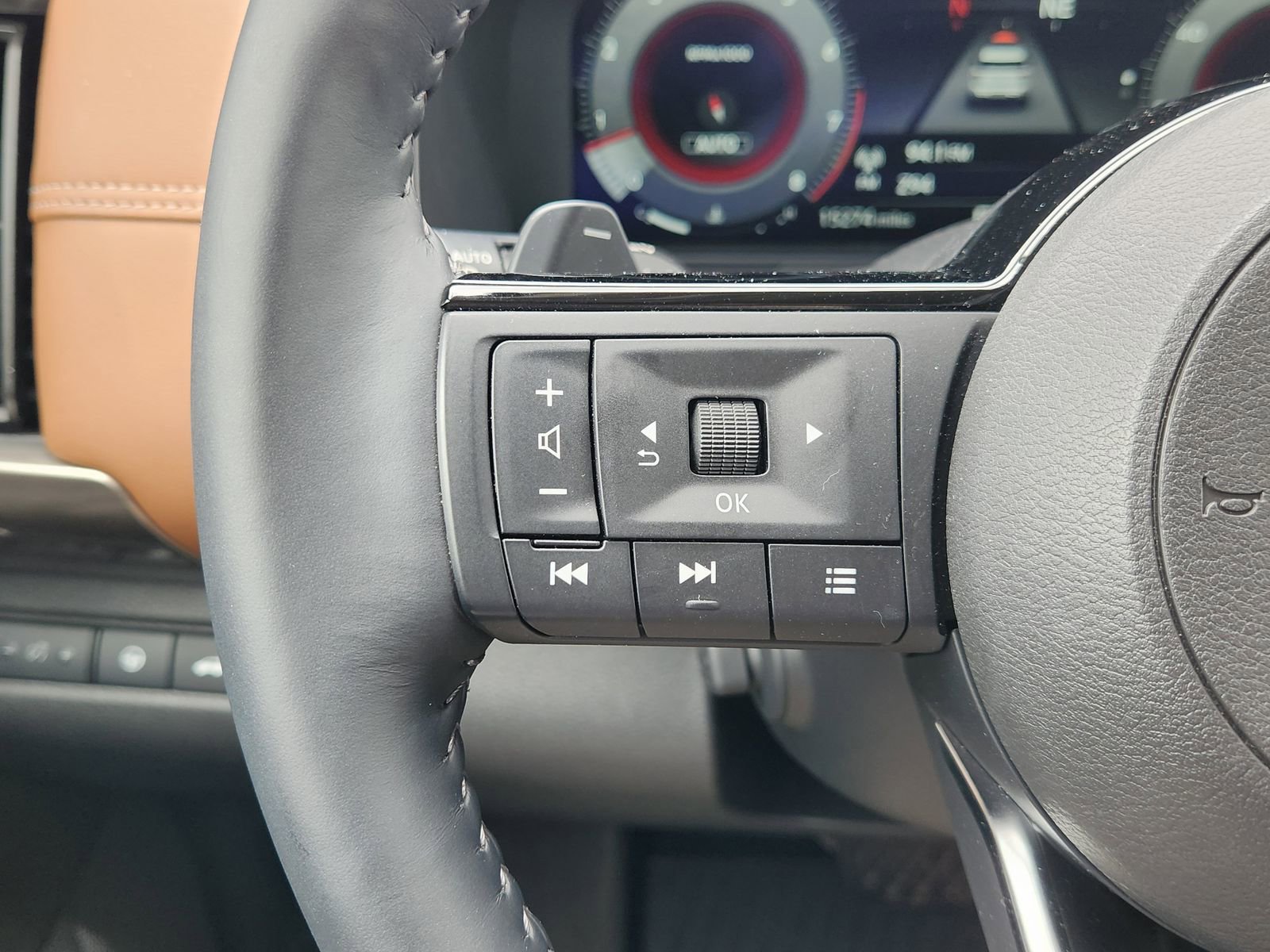 Used 2025 Nissan Pathfinder Platinum AWD/4WD image 32