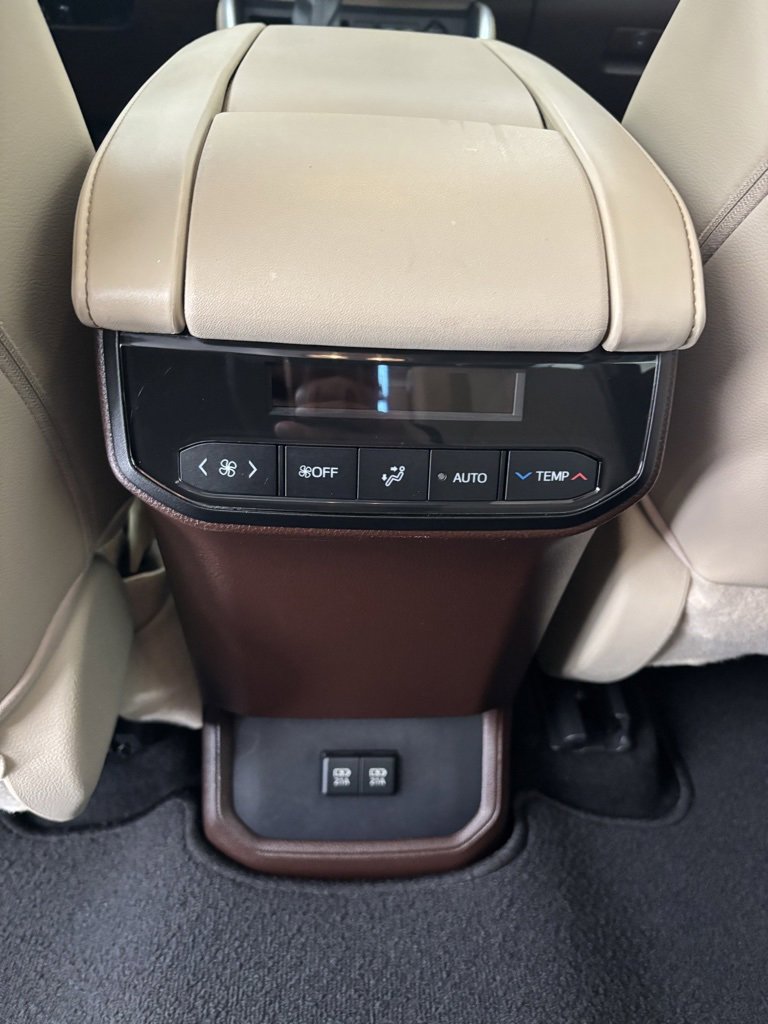 Certified 2021 Toyota Highlander XLE image 8