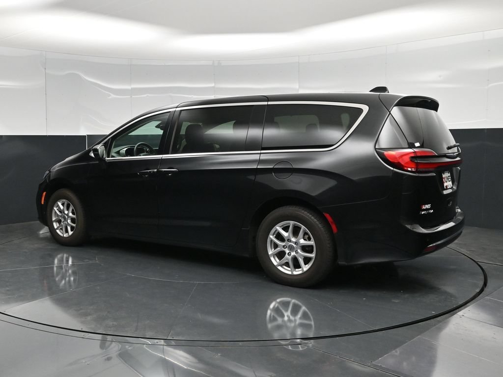 Used 2023 Chrysler Pacifica Touring-L FWD image 10