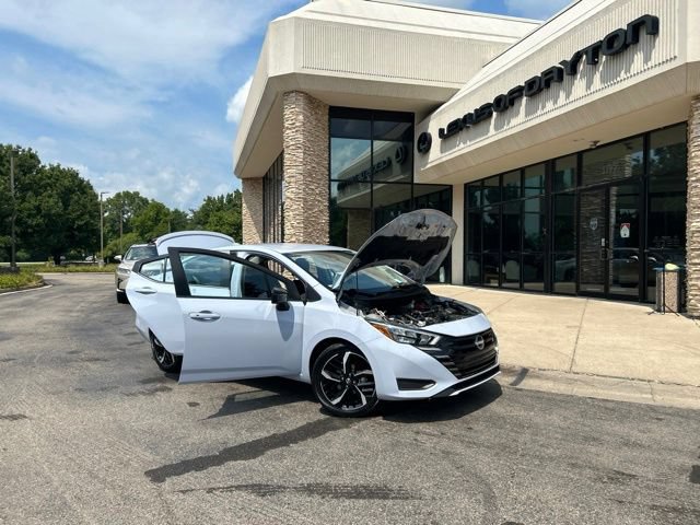 Used 2024 Nissan Versa SR FWD image 9