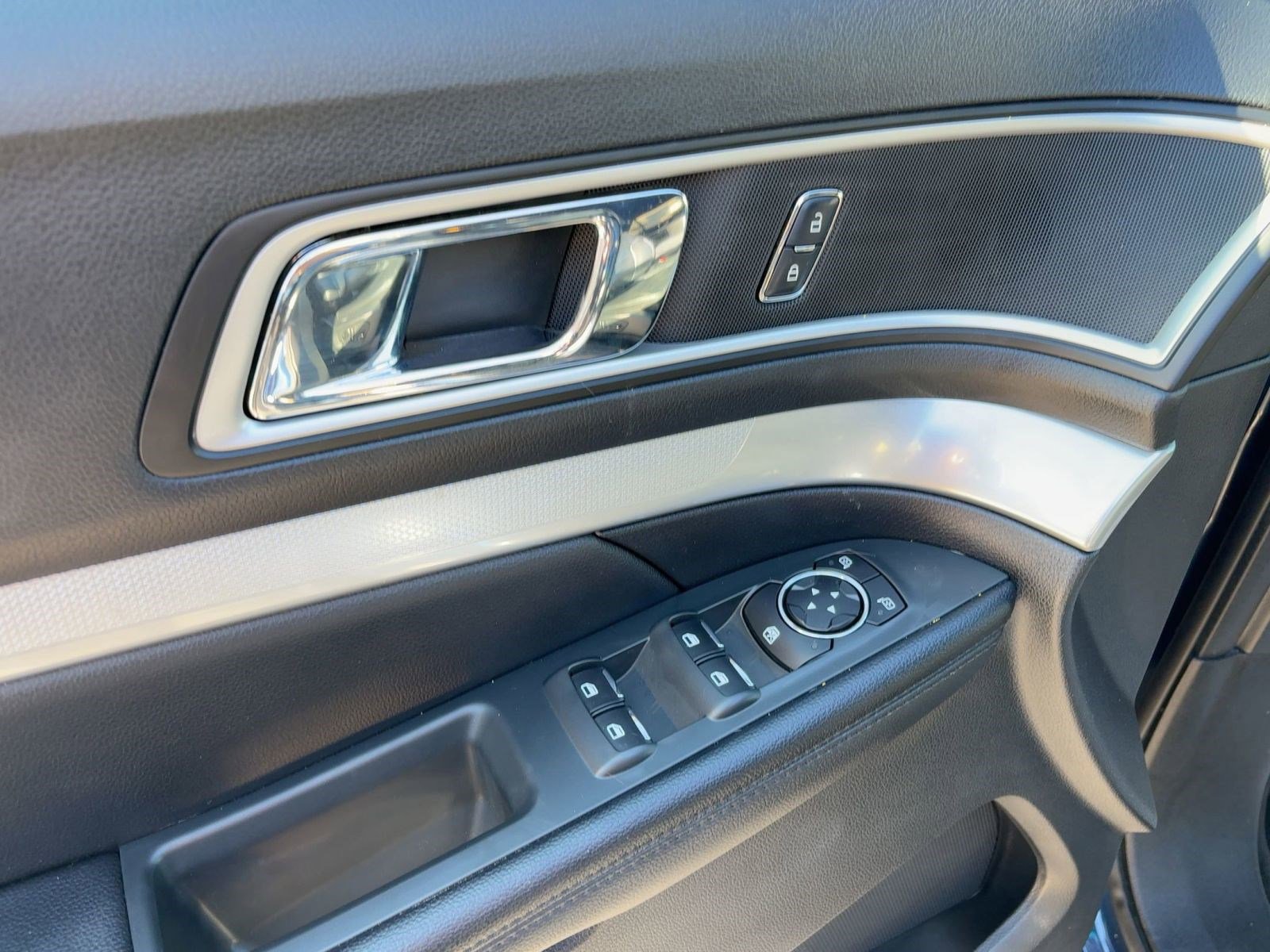 Used 2017 Ford Explorer XLT w/ Equipment Group 202A image 13