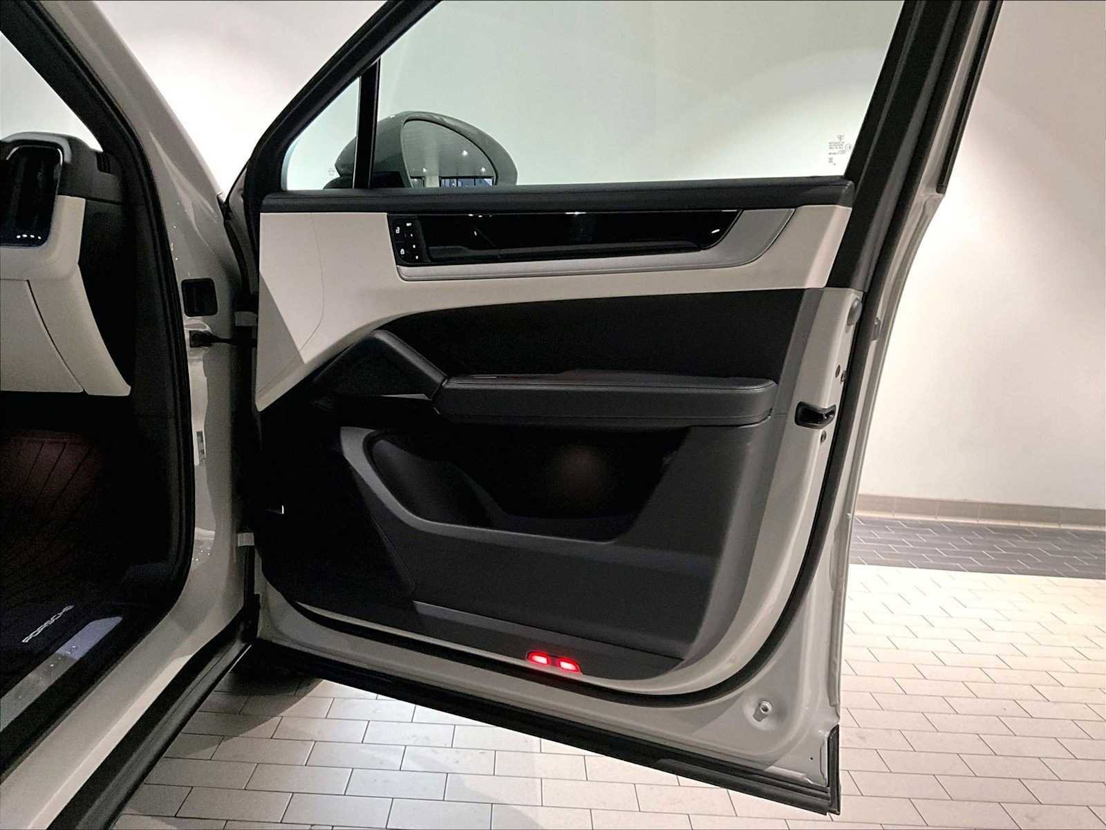 Used 2025 Porsche Cayenne Coupe image 27