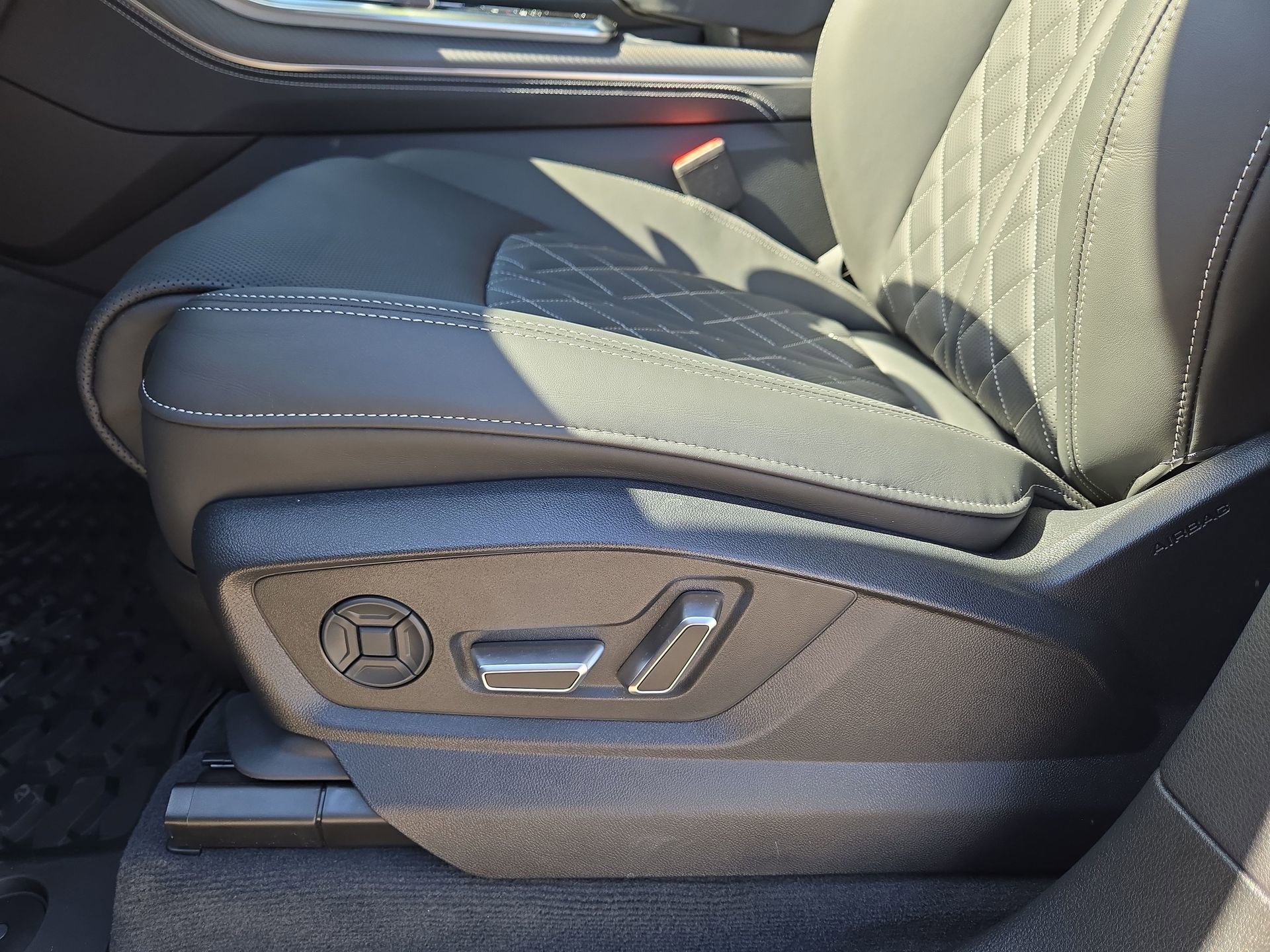 New 2026 Audi SQ8 Premium Plus AWD/4WD image 17