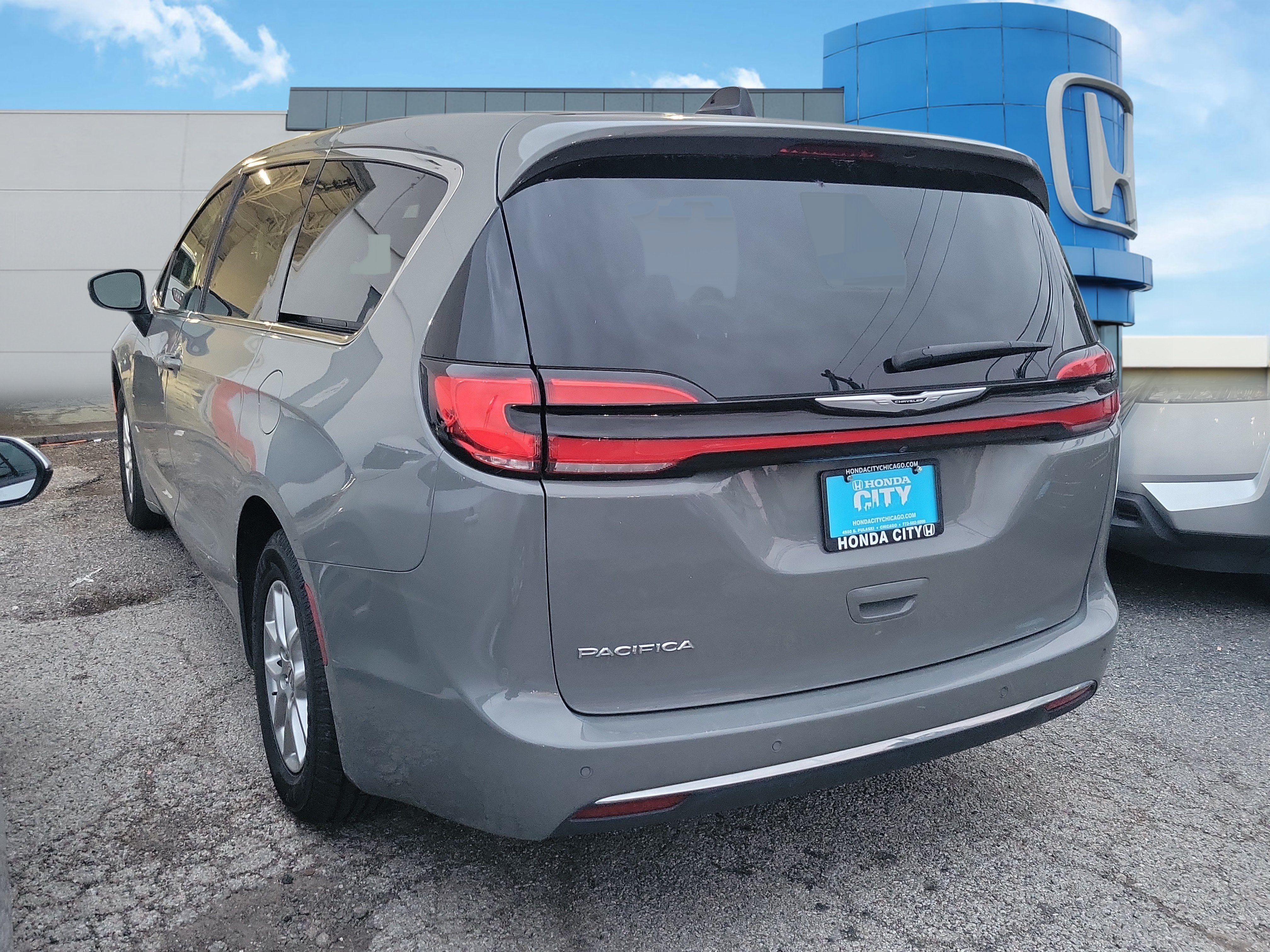 Used 2023 Chrysler Pacifica Touring-L FWD image 4