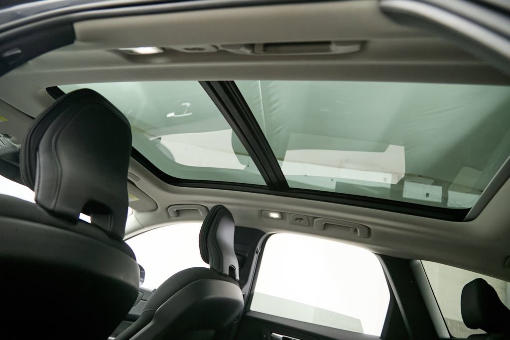 Certified 2023 Volvo XC60 B5 Core AWD/4WD image 23