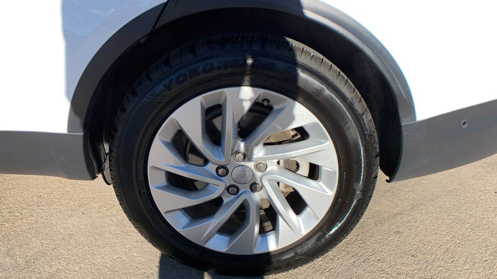 Used 2024 Land Rover Discovery S image 9