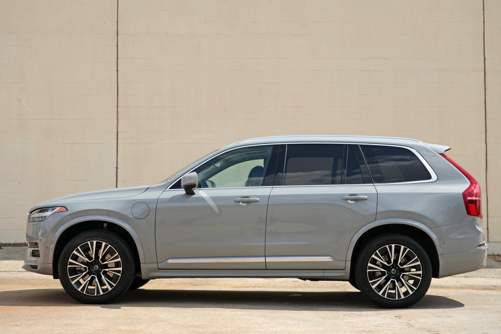 Used 2025 Volvo XC90 T8 Plus w/ Protection Package Premier AWD/4WD image 9
