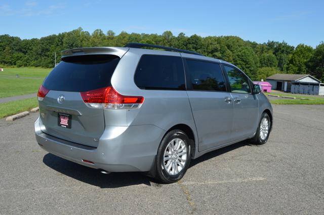 Used 2011 Toyota Sienna XLE w/ XLE Navigation Pkg FWD image 9