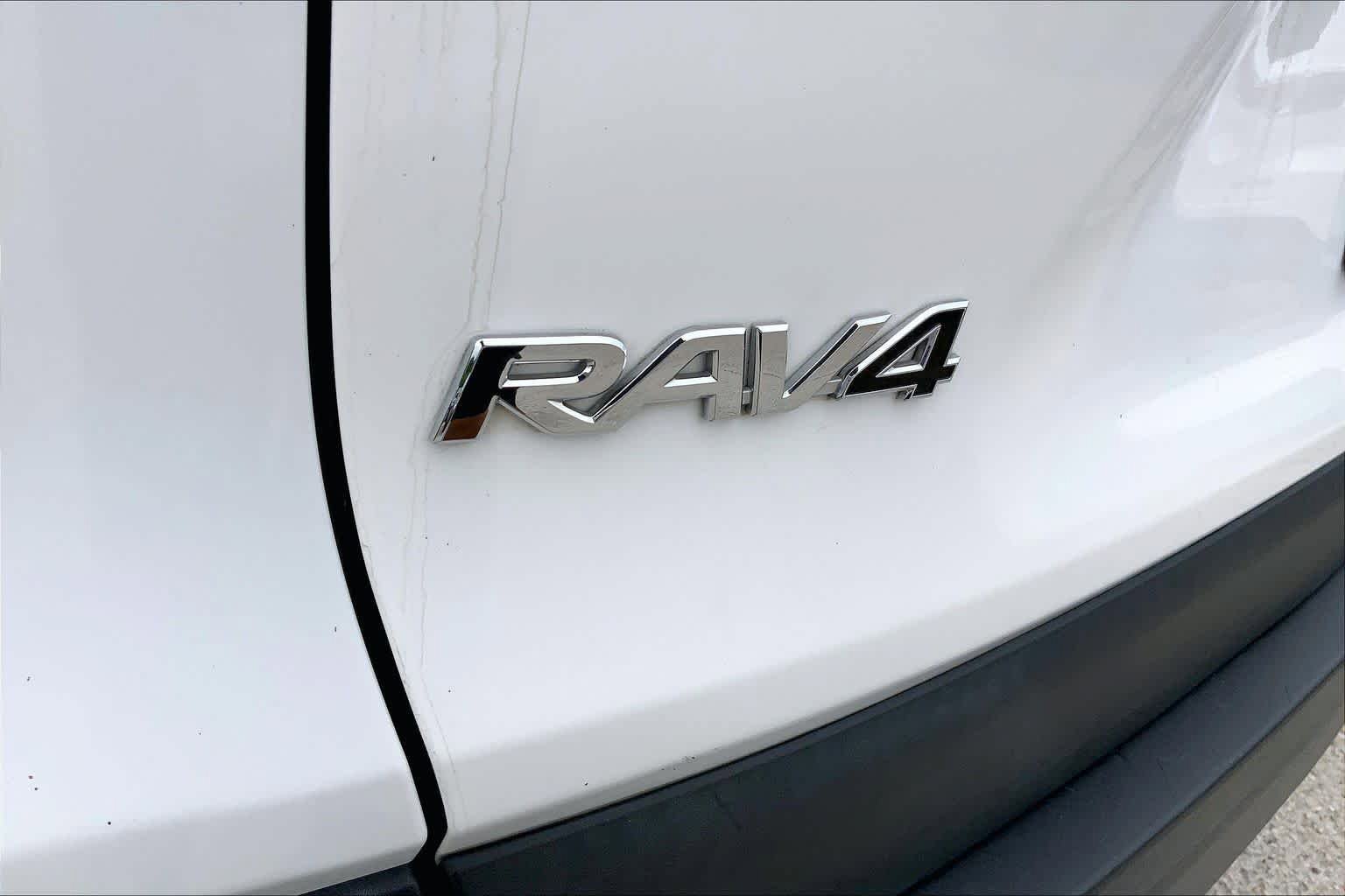Used 2021 Toyota RAV4 XLE w/ Convenience Package FWD image 31