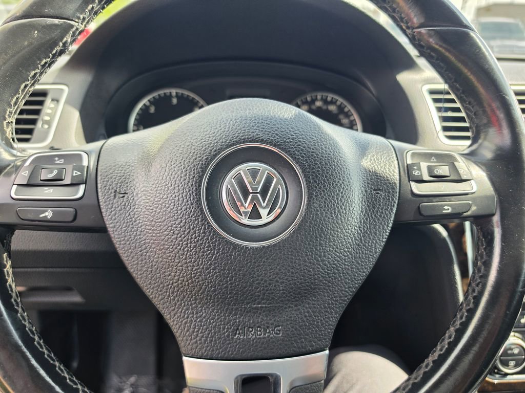 Used 2015 Volkswagen Passat TDI SEL Premium image 16
