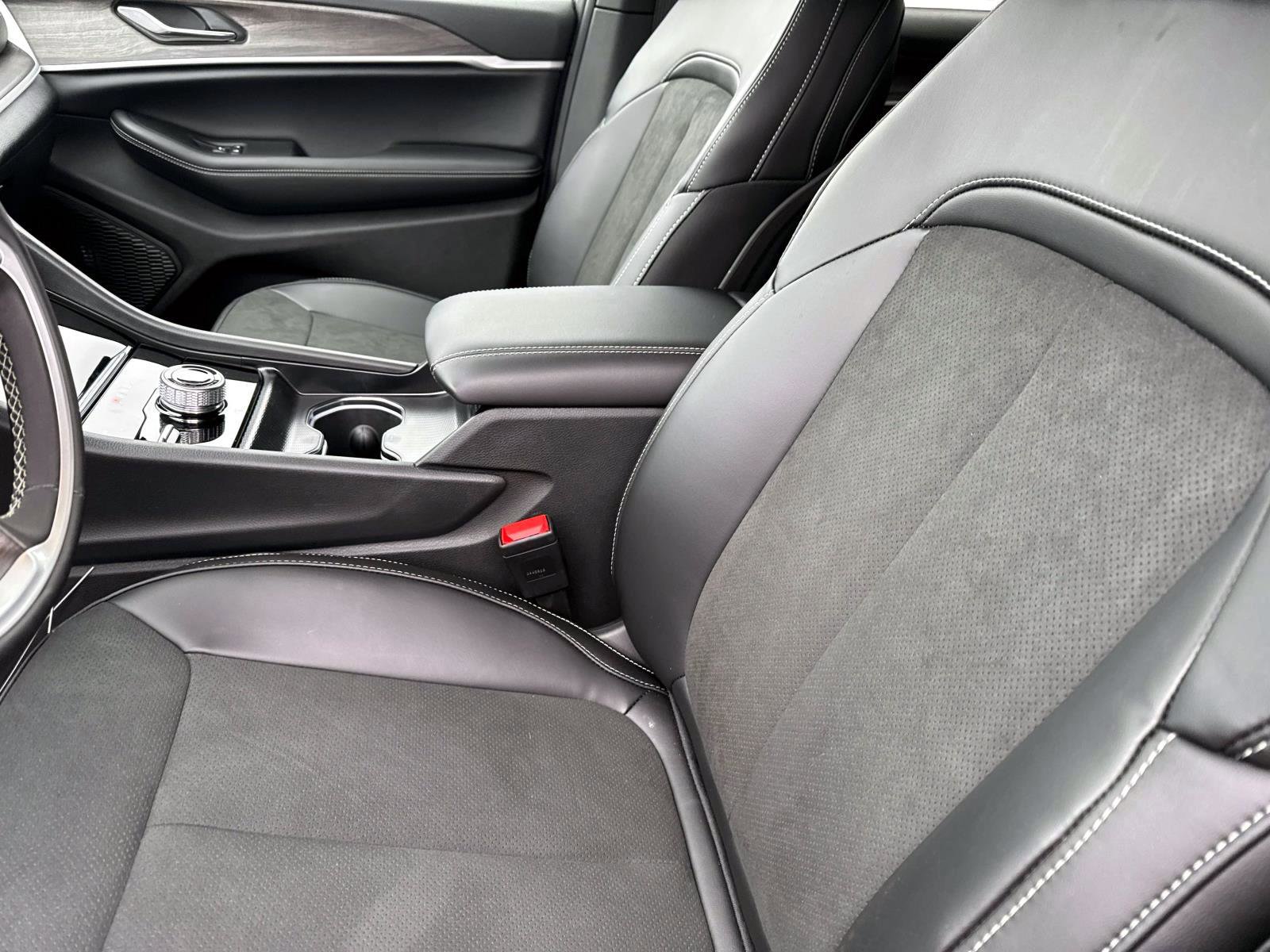 New 2026 Jeep Grand Cherokee Altitude image 10