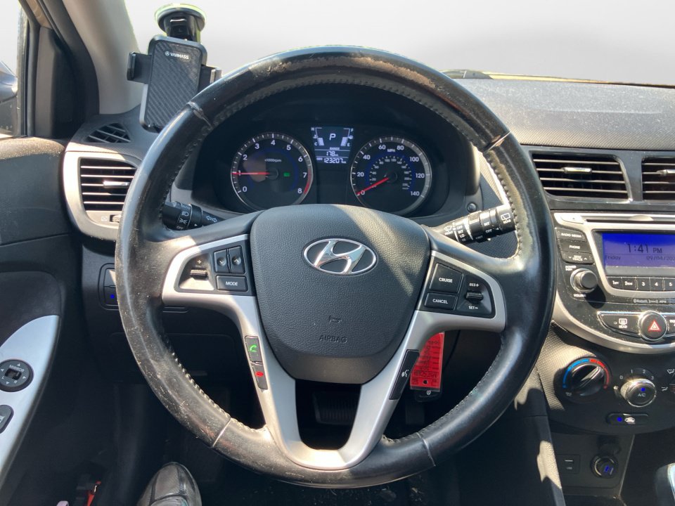 Used 2014 Hyundai Accent SE w/ Option Group 3 FWD image 13