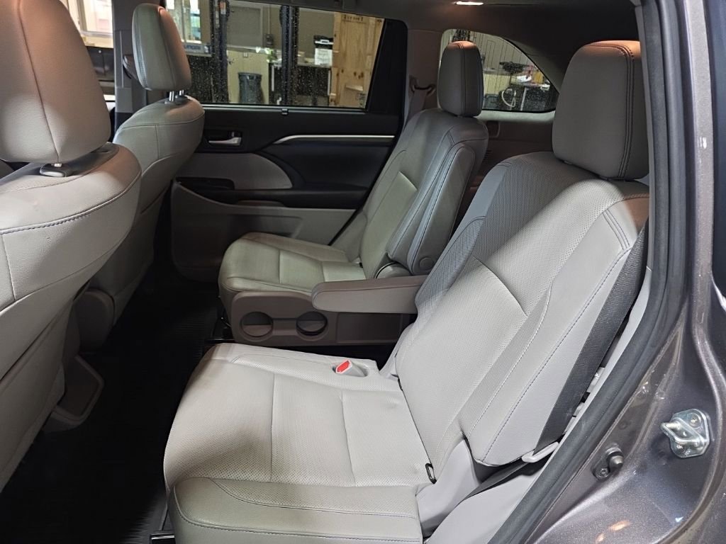 Used 2017 Toyota Highlander Limited Platinum AWD/4WD image 18