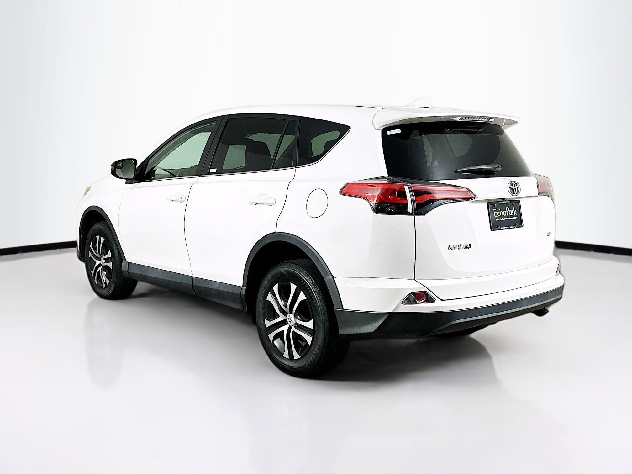 Used 2018 Toyota RAV4 LE FWD image 5