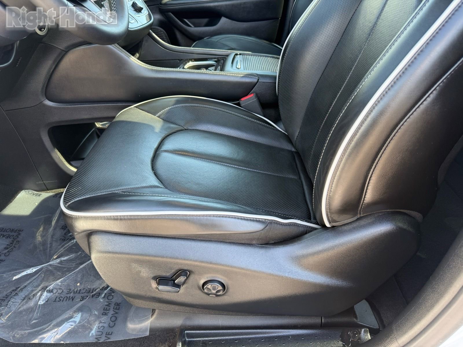 Used 2025 Chrysler Pacifica Limited image 13