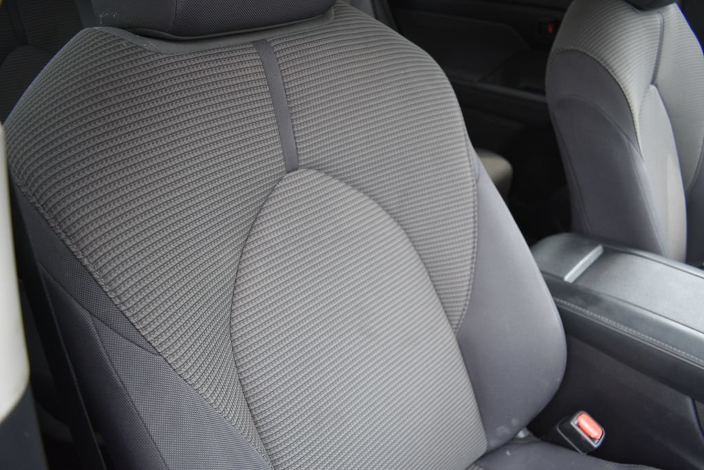 Used 2025 Toyota Highlander LE FWD image 22