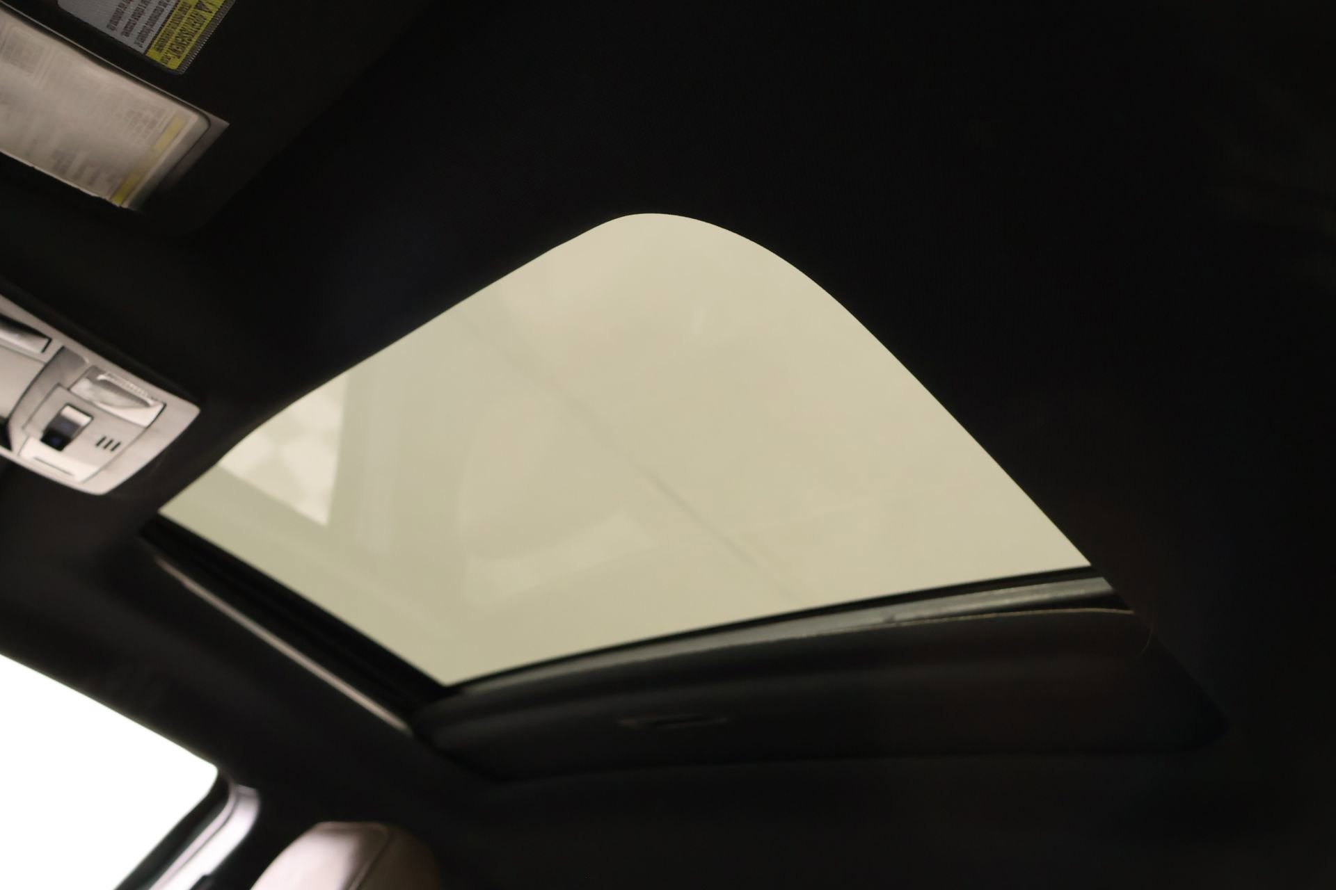 Used 2016 Toyota Tacoma Limited w/ Towing Package image 16