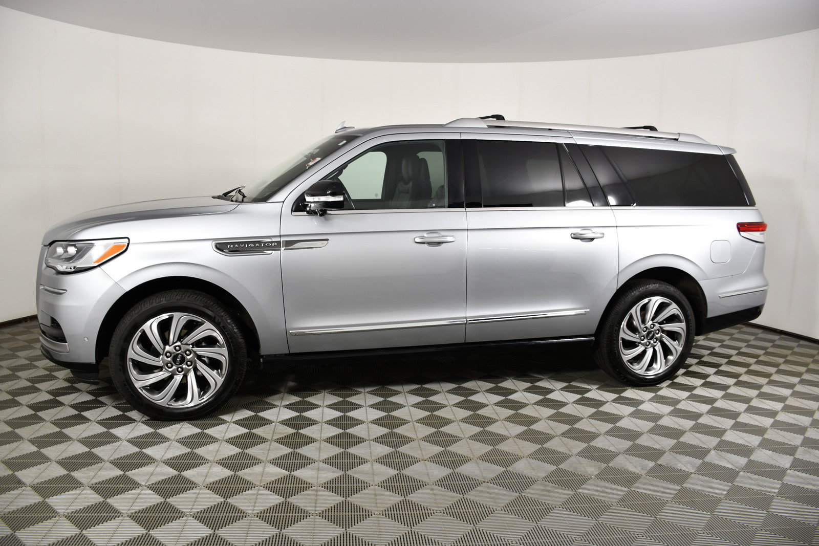 Used 2023 Lincoln Navigator L Reserve AWD/4WD image 9