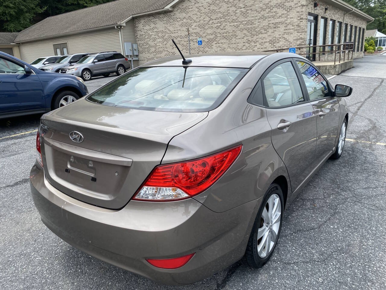 Used 2014 Hyundai Accent GLS w/ Option Group 2 FWD image 5