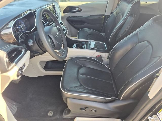 Used 2023 Chrysler Pacifica Limited FWD image 12