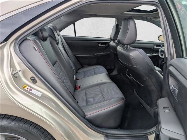 Used 2015 Toyota Camry SE w/ Moonroof Package image 18