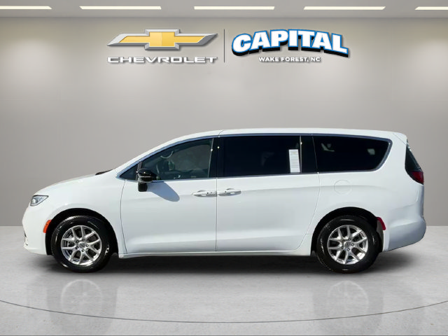 Used 2025 Chrysler Pacifica Select FWD image 2