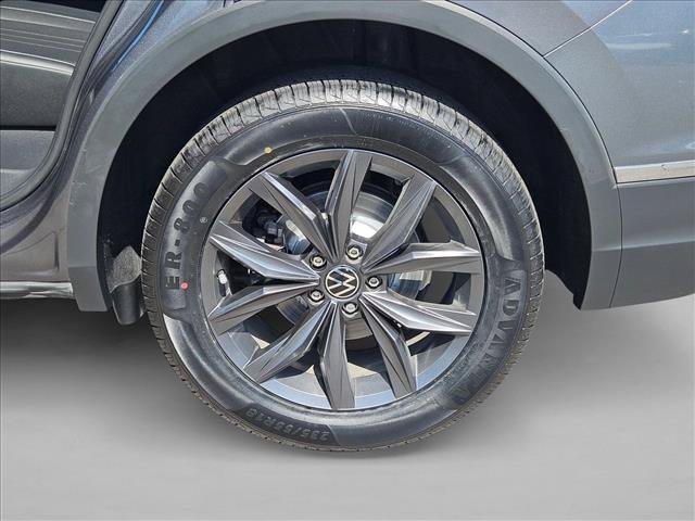 Used 2022 Volkswagen Tiguan SE AWD/4WD image 22