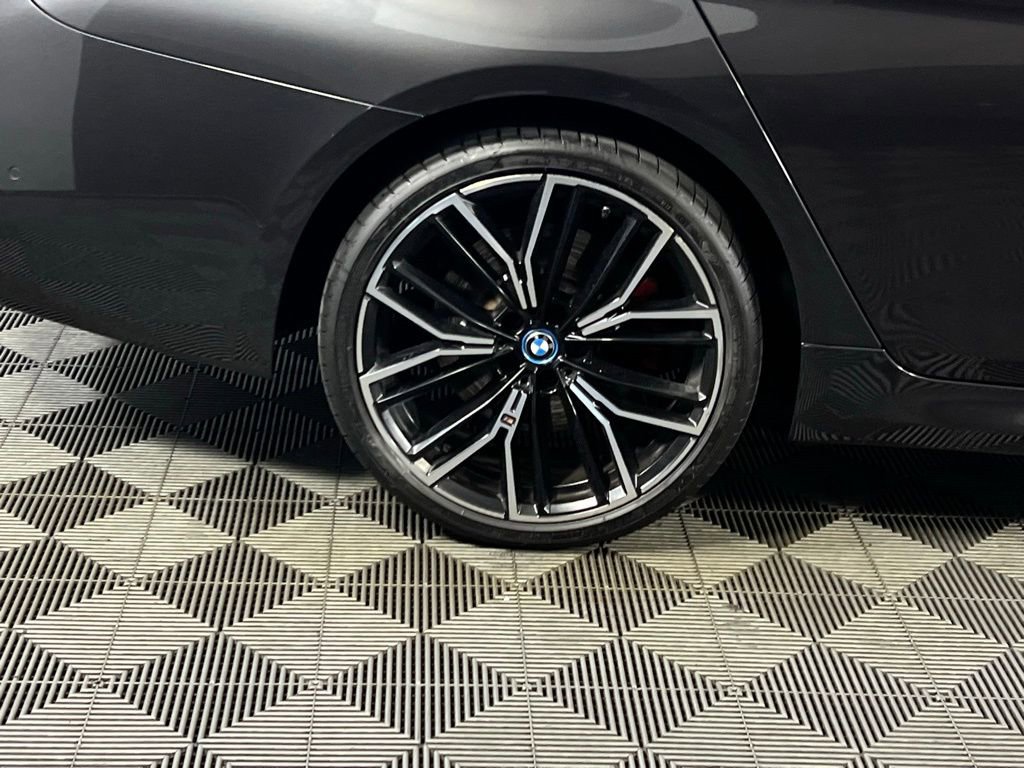 Used 2023 BMW 530e w/ M Sport Package image 12