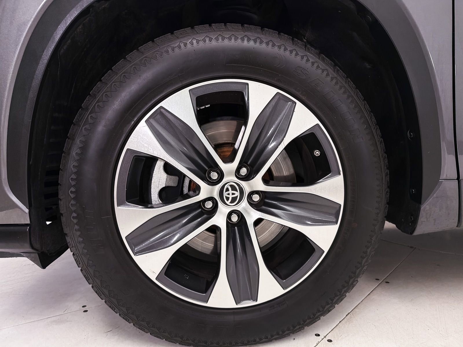 Used 2022 Toyota Highlander XLE FWD image 12