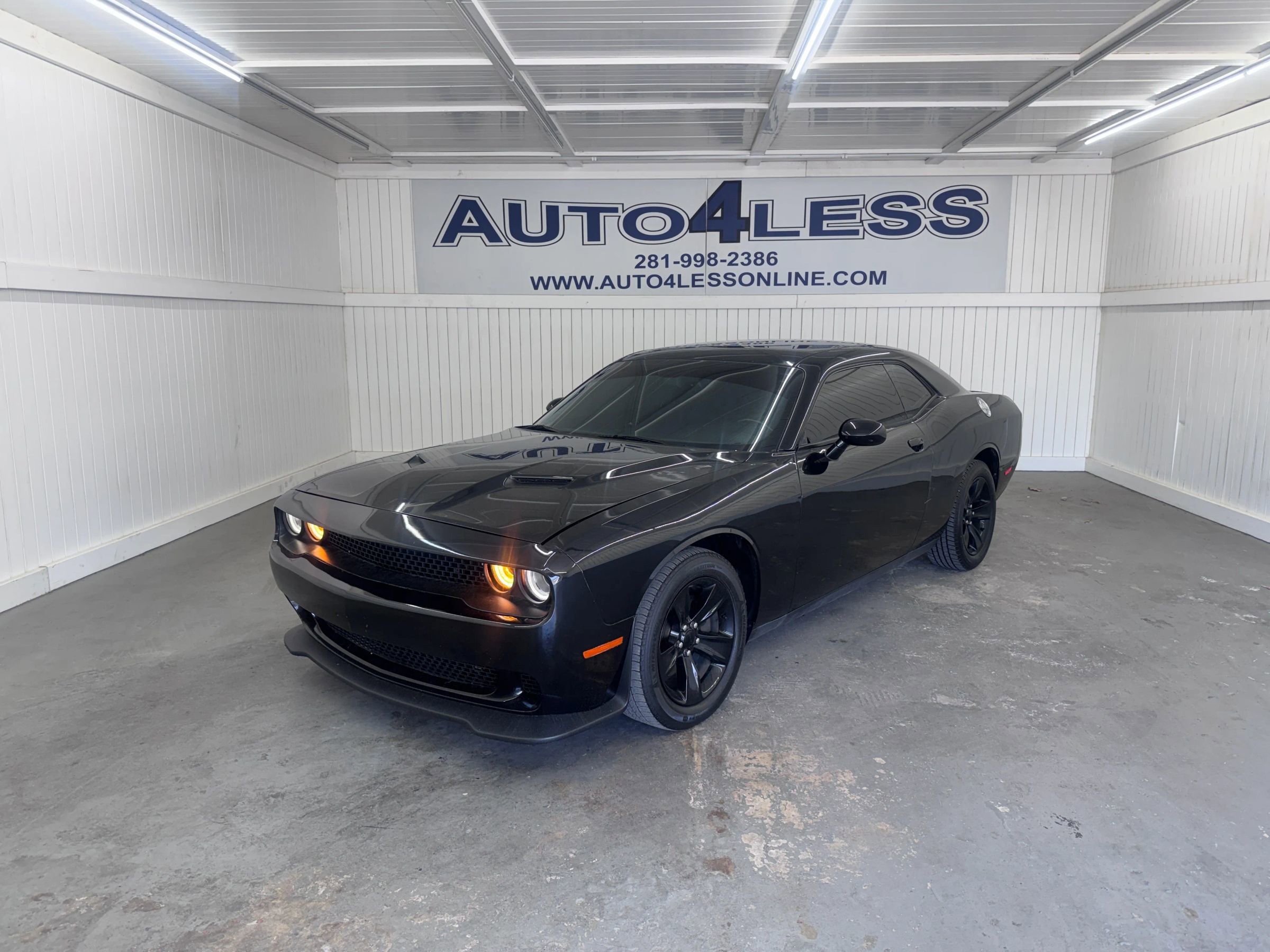 Used 2016 Dodge Challenger SXT RWD image 1