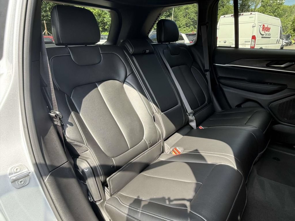 Used 2025 Jeep Grand Cherokee Limited AWD/4WD image 10
