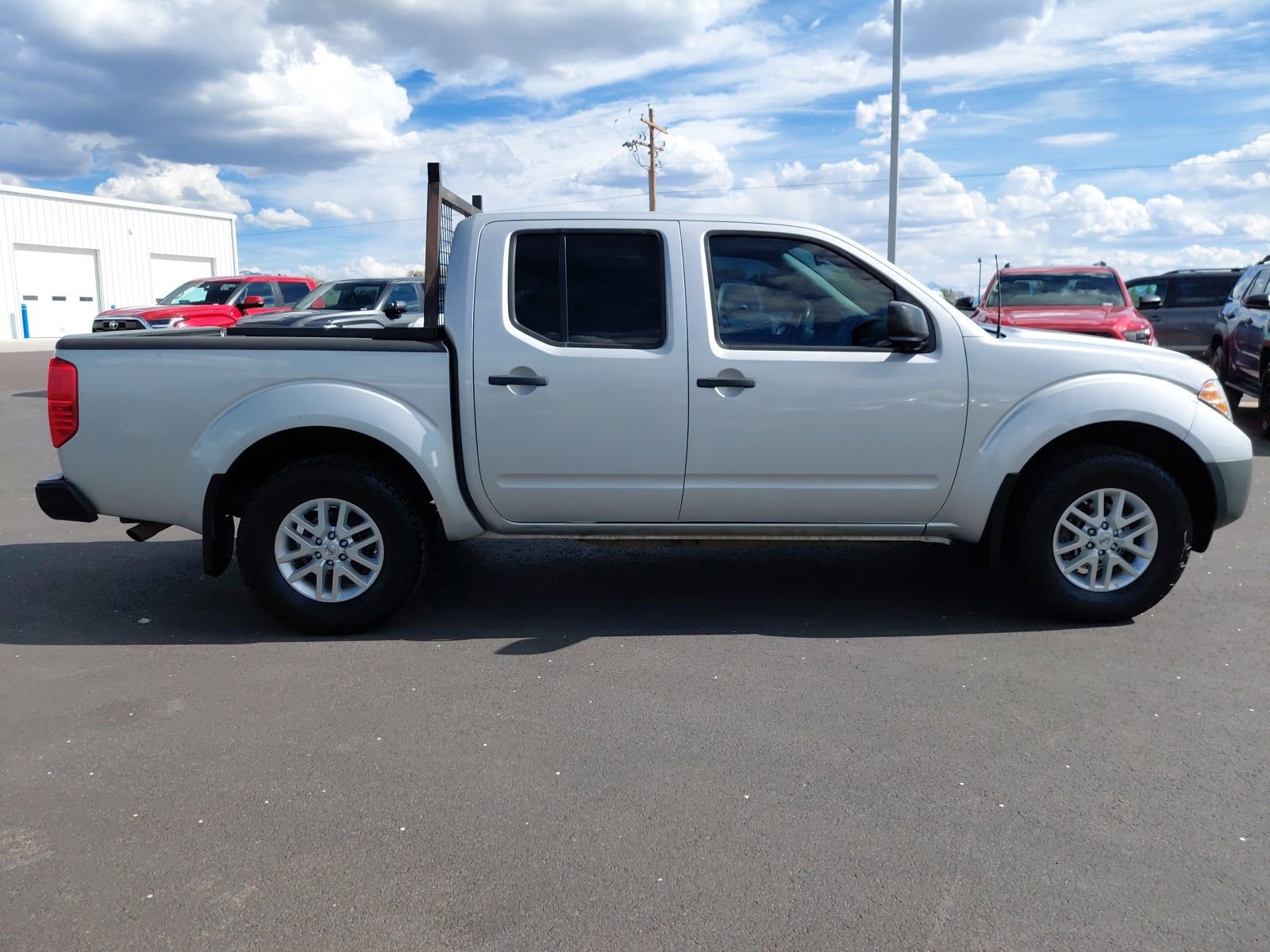 Used 2018 Nissan Frontier SV image 2