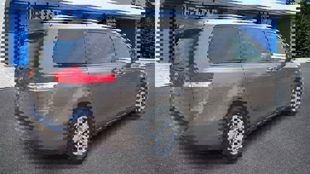 Used 2011 Toyota Sienna LE image 8