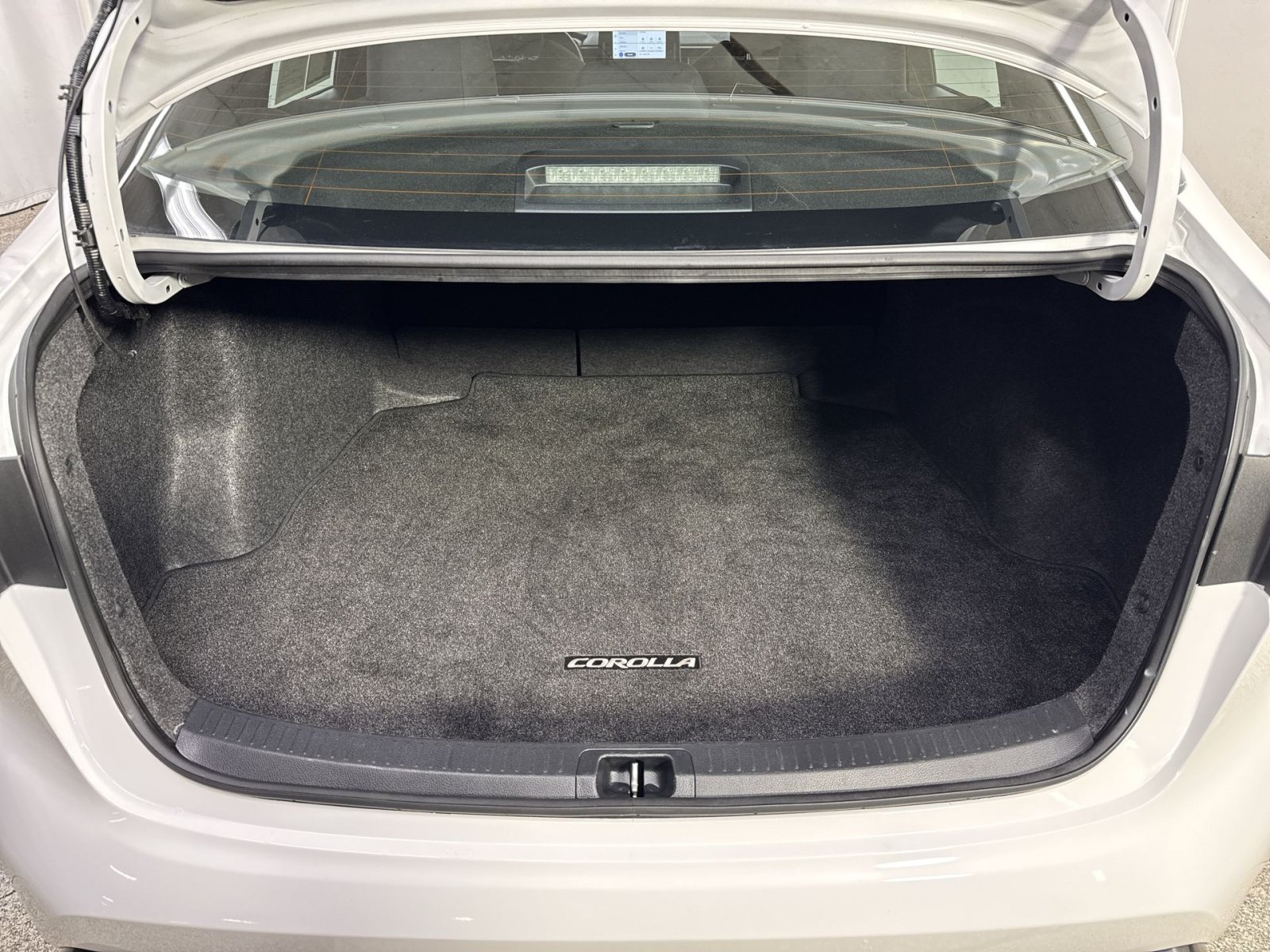 Used 2025 Toyota Corolla SE FWD image 37