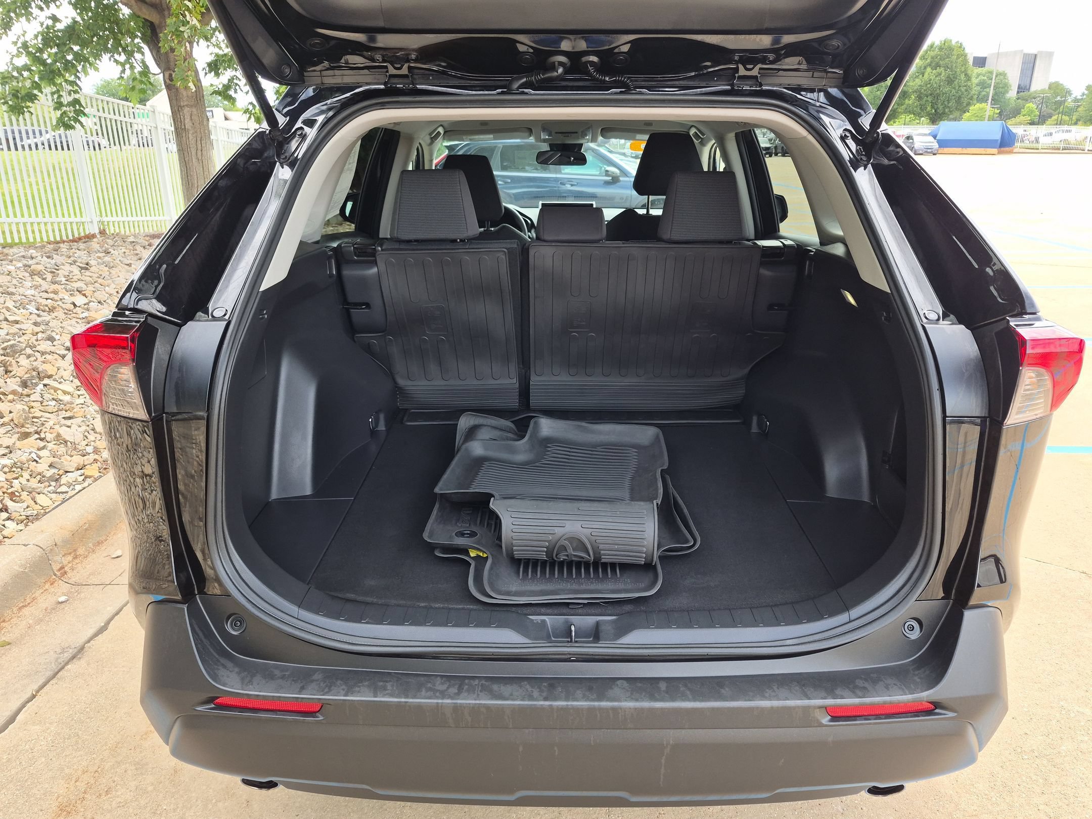 Used 2023 Toyota RAV4 LE AWD/4WD image 23