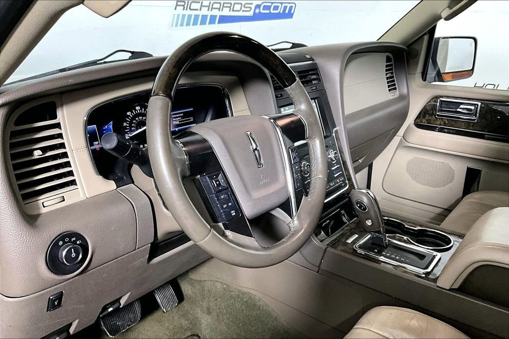 Used 2016 Lincoln Navigator Select image 10