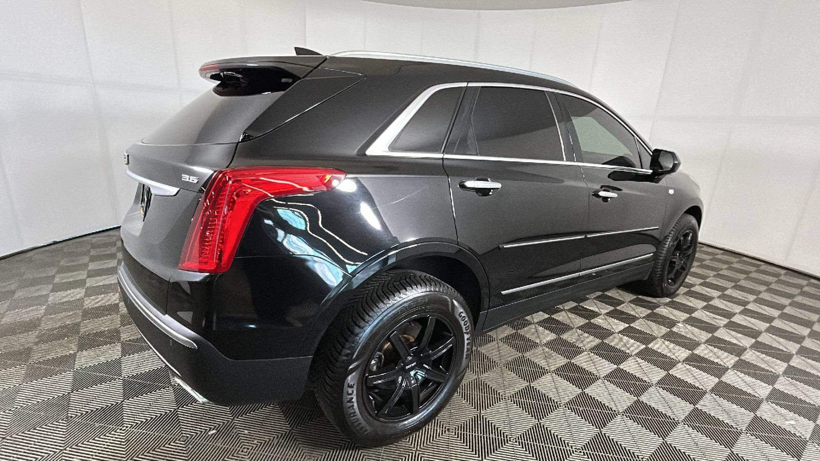 Used 2017 Cadillac XT5 Luxury AWD/4WD image 3