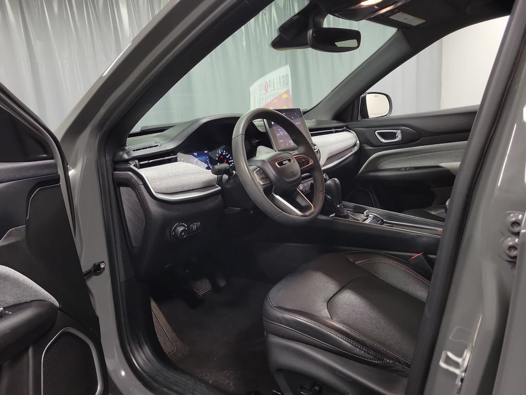 Used 2023 Jeep Compass Latitude AWD/4WD image 12