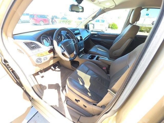 Used 2011 Chrysler Town & Country Limited image 13