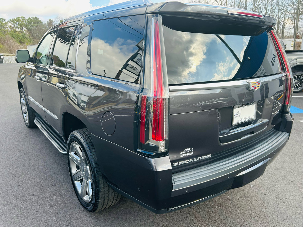 Used 2018 Cadillac Escalade Luxury image 3