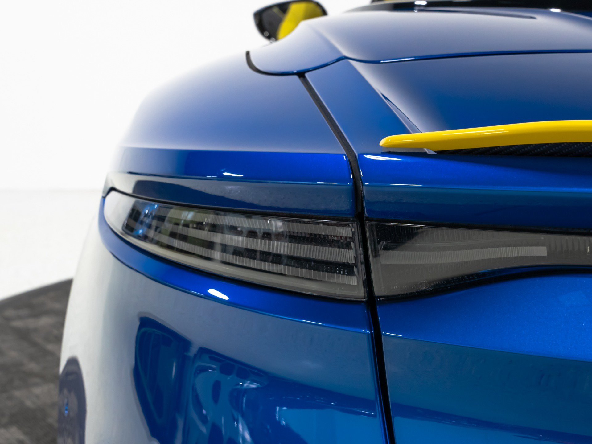 Used 2023 Aston Martin DBS Superleggera Volante RWD image 39