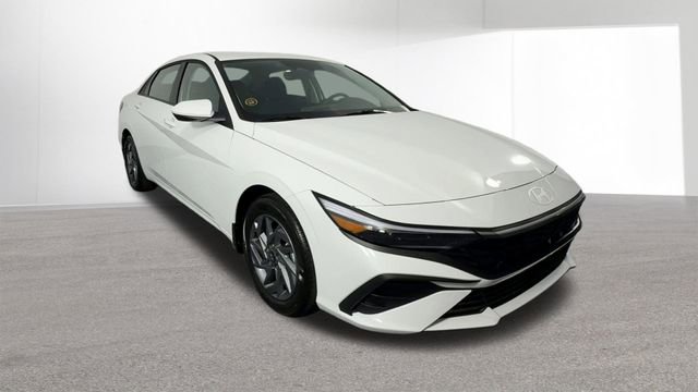 Used 2025 Hyundai Elantra Hybrid FWD image 2