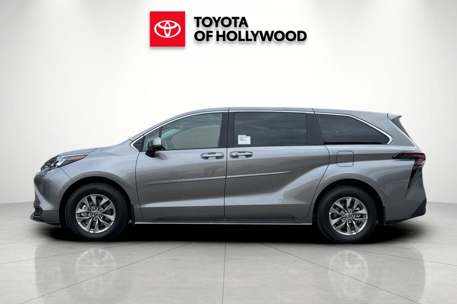 New 2026 Toyota Sienna LE FWD image 9