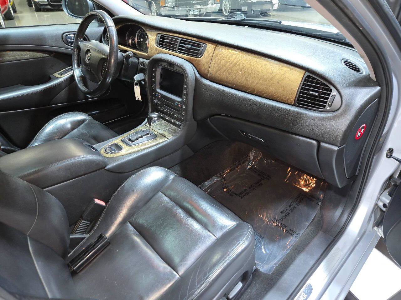 Used 2005 Jaguar S-TYPE R RWD image 8