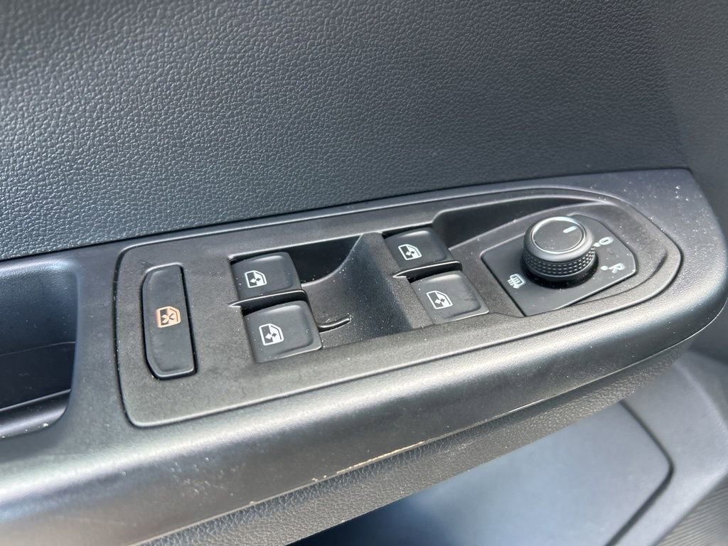 Certified 2025 Volkswagen Taos SE image 13