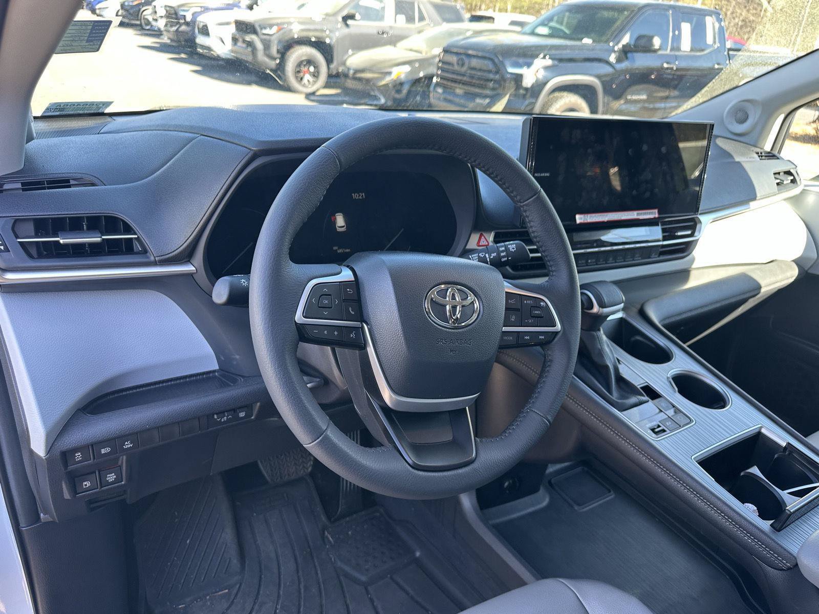Used 2025 Toyota RAV4 XSE w/ Weather Package AWD/4WD image 94