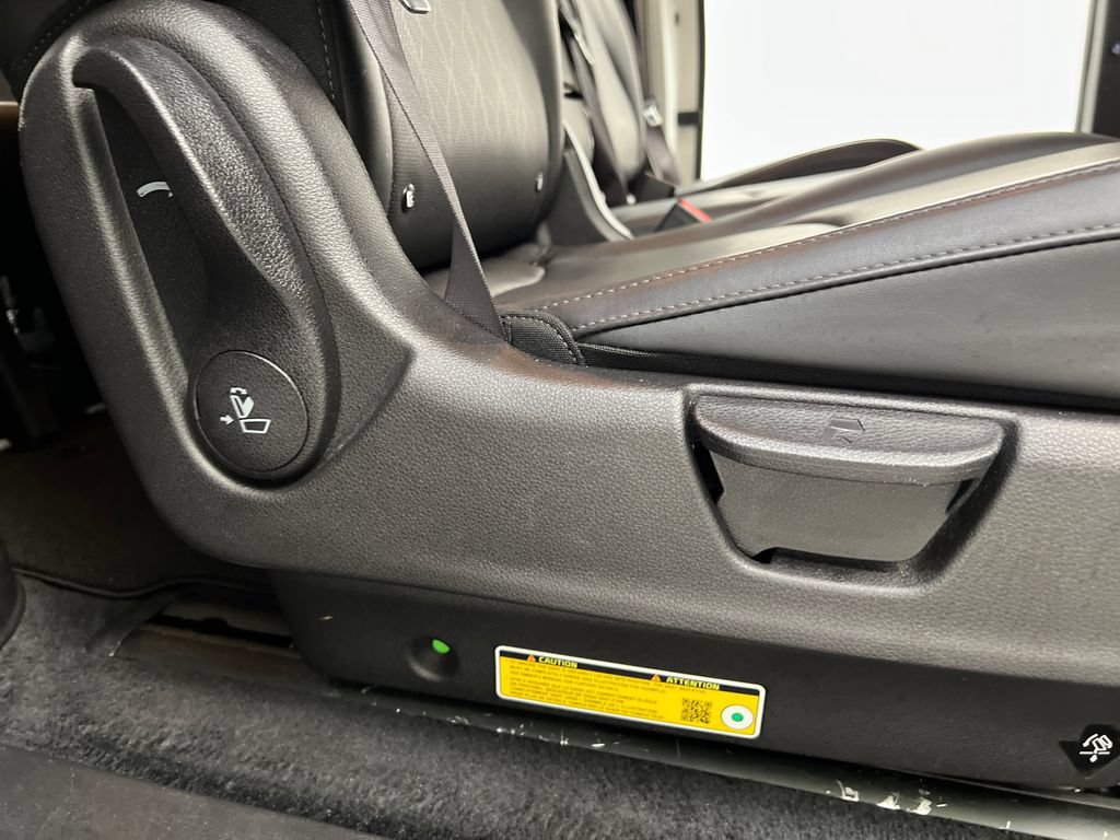 Used 2025 Kia Carnival FWD image 24