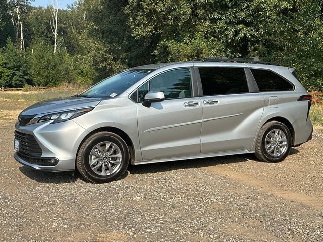 Used 2025 Toyota Sienna XLE w/ XLE Plus Package AWD/4WD image 5